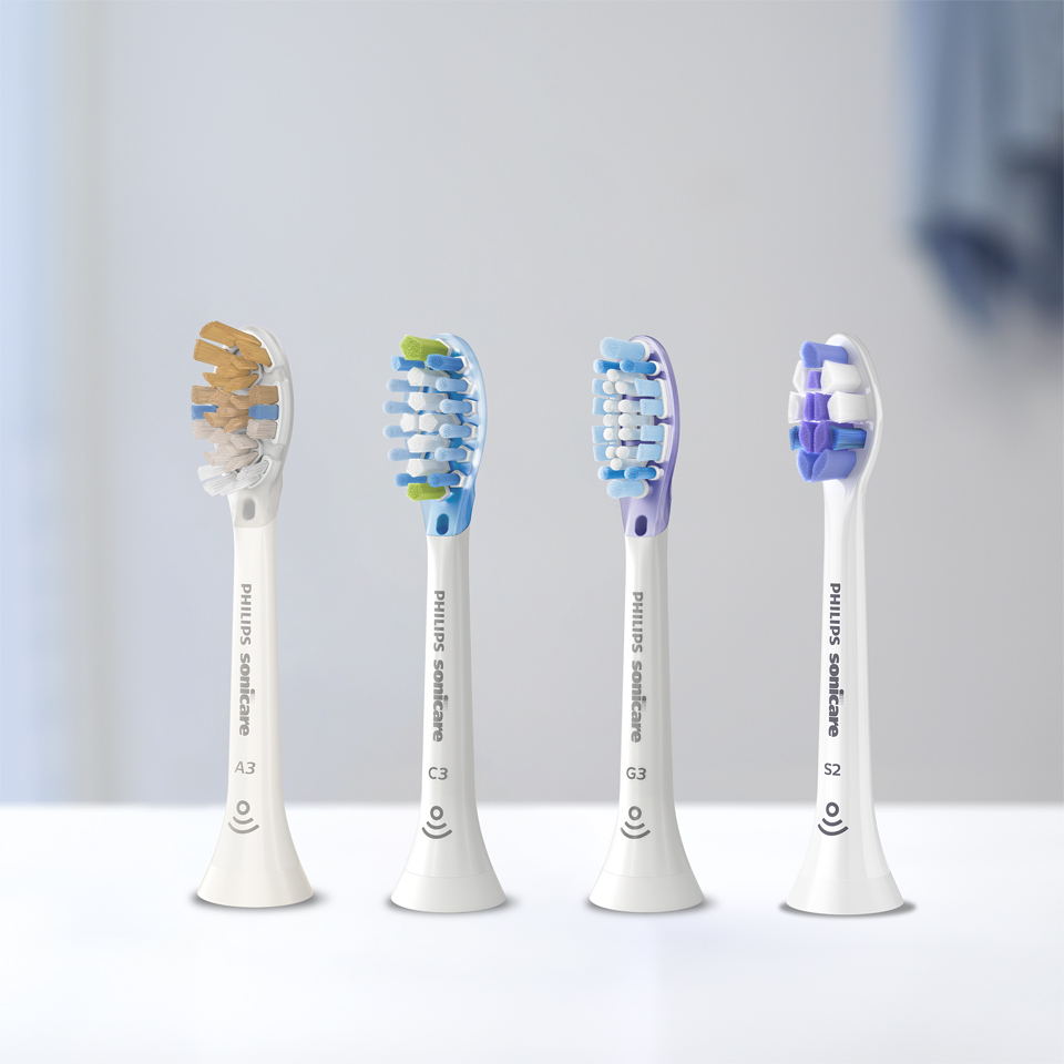 T&ecirc;tes de brosse Sonicare align&eacute;es sur un plan de travail