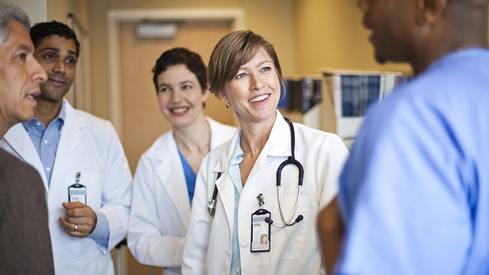 Trois m&eacute;decins en tenue m&eacute;dicale