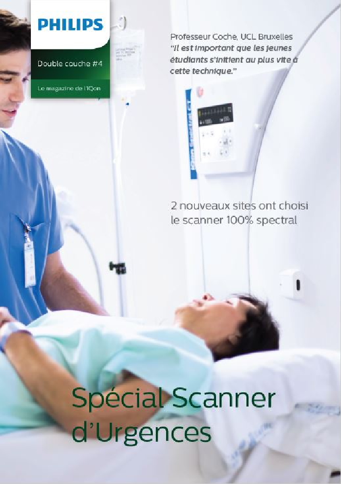 un homme regardant une femme allong&eacute;e sur un lit