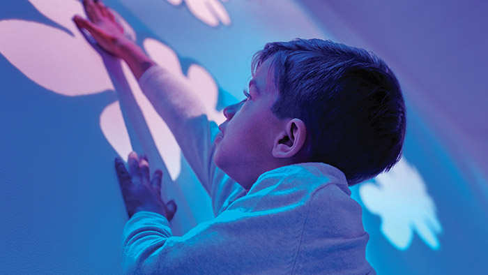 Enfant avec des lumi&egrave;res