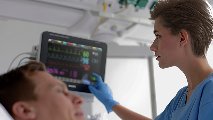 Professionnel de sant&eacute; surveillant le patient