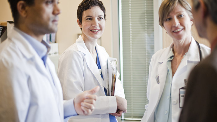 Trois m&eacute;decins parlant