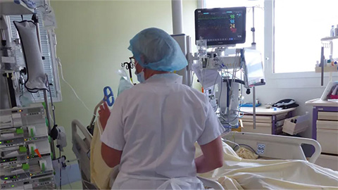 une personne dans une chambre d'h&ocirc;pital