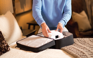 une personne mettant une cam&eacute;ra vid&eacute;o dans un &eacute;tui