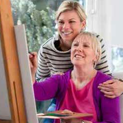 Photo d'une femme peignant un tableau.. Recommencer ses activit&eacute;s favorites, s'adonner &agrave; des loisirs est l'un des b&eacute;n&eacute;fices du traitement de l'apn&eacute;e du sommeil