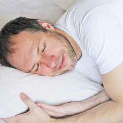 Photo d'un homme ayant bien dormi. Retrouver un sommeil r&eacute;parateur est l'un des b&eacute;n&eacute;fices du traitement de l'apn&eacute;e du sommeil