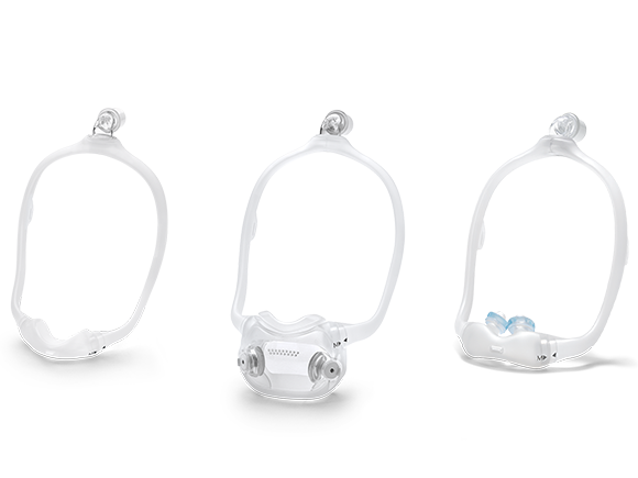 un groupe de masques blancs