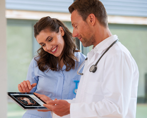 Cliniciens avec une tablette iPad