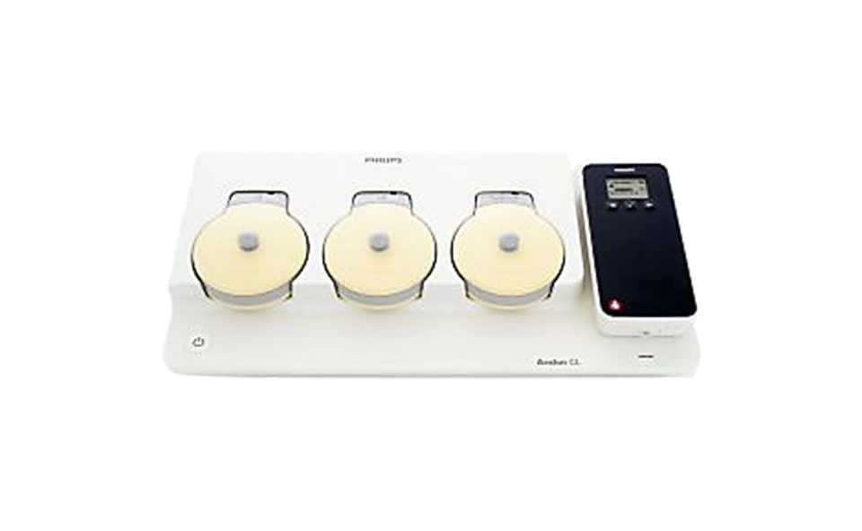 un appareil blanc avec quatre objets circulaires dessus