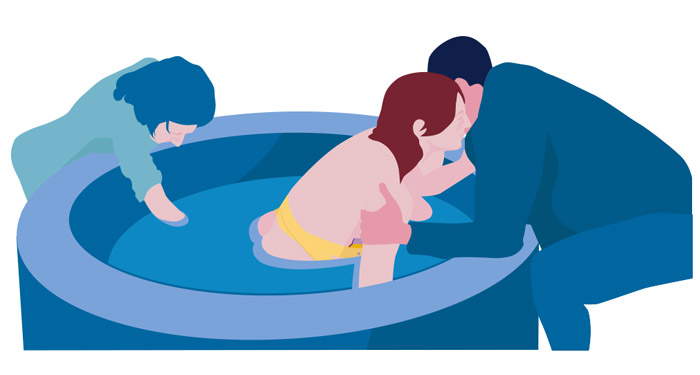 un homme et une femme dans une piscine