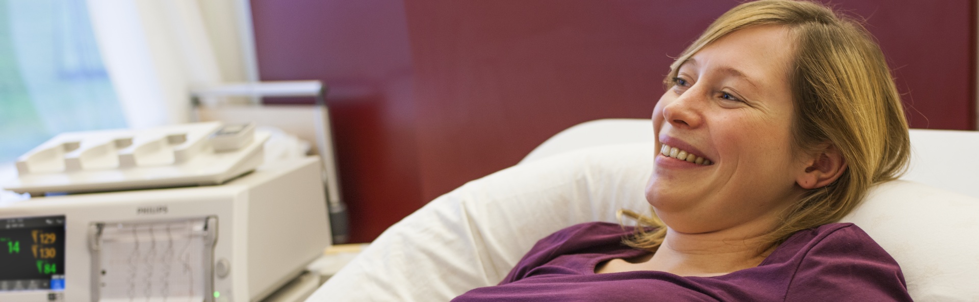 une femme allong&eacute;e sur un lit