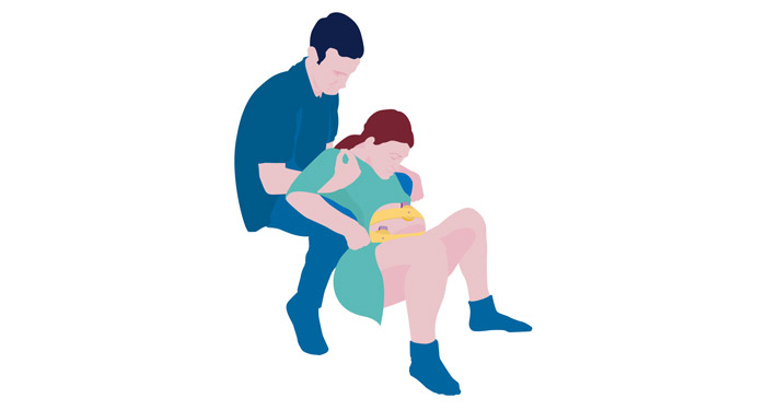 un homme aidant une femme &agrave; &eacute;tirer son ventre