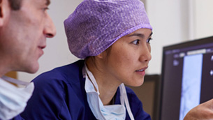 une femme portant une casquette violette