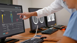 un homme pointant vers un &eacute;cran d'ordinateur