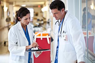 quelques m&eacute;decins regardant une tablette