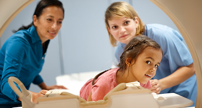 un groupe de personnes regardant une fille