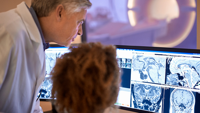 Regardant des &eacute;crans