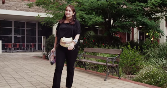 Petite vid&eacute;o d'un client utilisant la surveillance f&oelig;tale Philips