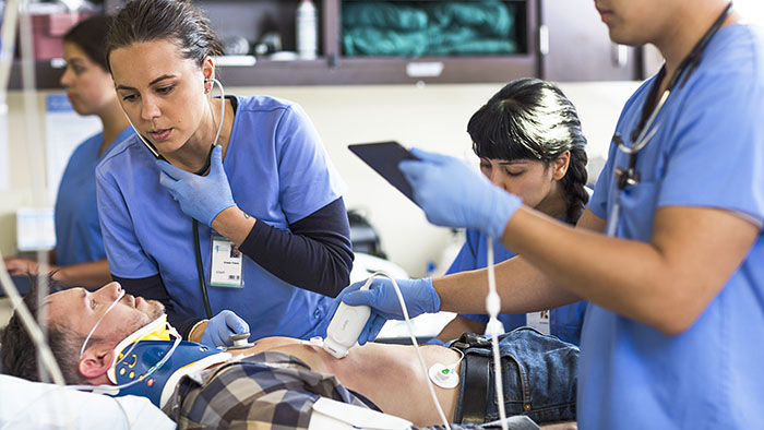 Le docteur donne le traitement