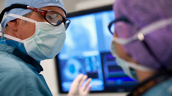 M&eacute;decins utilisant l&rsquo;imagerie interventionnelle