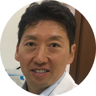 Le Dr. Hideki Koyasu, Neurochirurgien et Directeur de KOYASU, r&eacute;alise des examens d&rsquo;imagerie plus rapides avec Philips Compressed SENSE