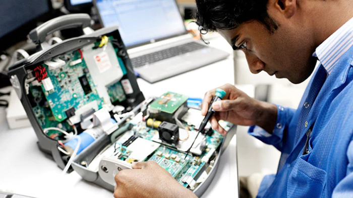 Hommes v&eacute;rifiant l'environnement de num&eacute;risation