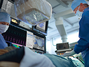 un personnel m&eacute;dical travaillant sur un patient
