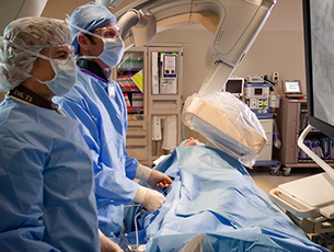 personnel m&eacute;dical effectuant une intervention chirurgicale