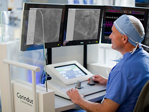 un homme en blouse utilisant un ordinateur