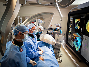 plusieurs chirurgiens dans une salle d'op&eacute;ration