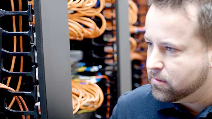 Personne en charge de la s&eacute;curit&eacute; des produits v&eacute;rifiant les syst&egrave;mes