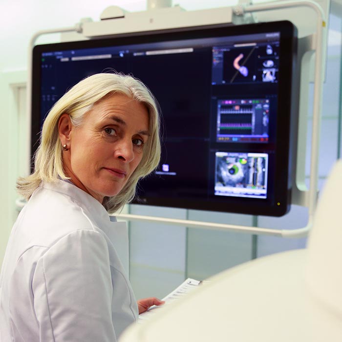 m&eacute;decin regardant &agrave; l&rsquo;oppos&eacute; de l&rsquo;&eacute;cran