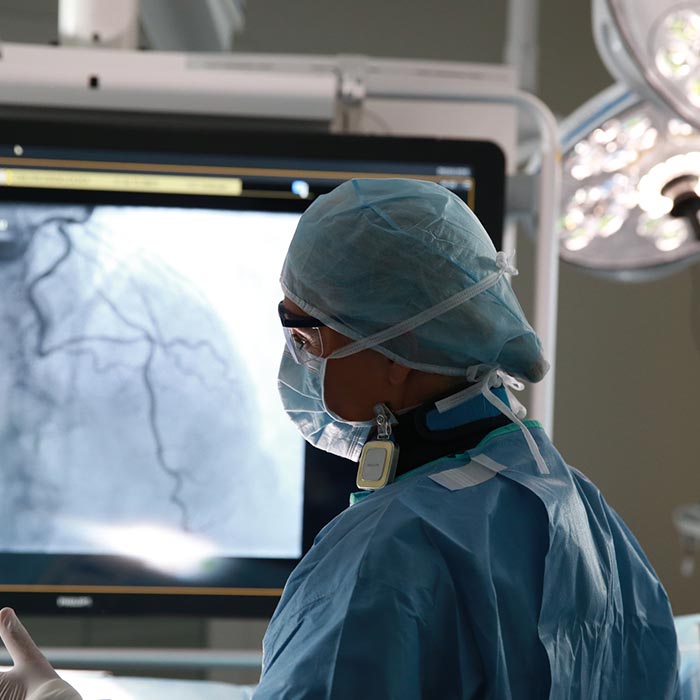 chirurgien regardant l&rsquo;&eacute;chographie