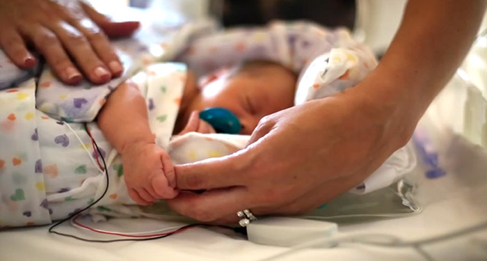 un b&eacute;b&eacute; dans une couverture