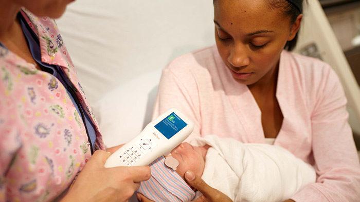une femme tenant un b&eacute;b&eacute;