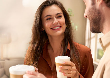 Appr&eacute;ciez la saveur aromatique du caf&eacute; fra&icirc;chement pr&eacute;par&eacute;.
