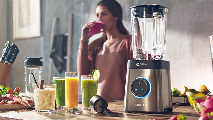 une femme utilise le blender Philips