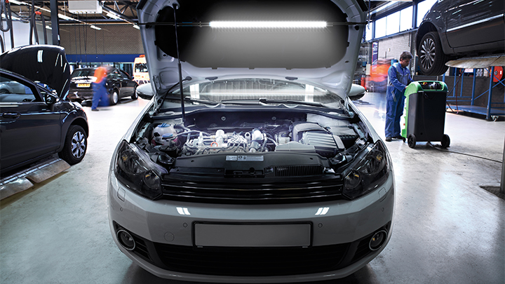 Voiture en r&eacute;paration au garage