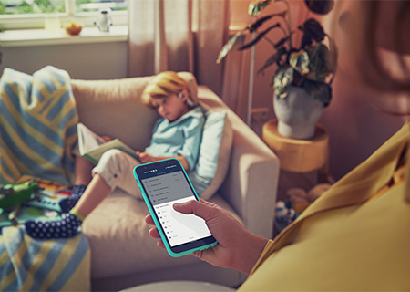 Parent contr&ocirc;lant le casque pour enfants Philips sur son t&eacute;l&eacute;phone