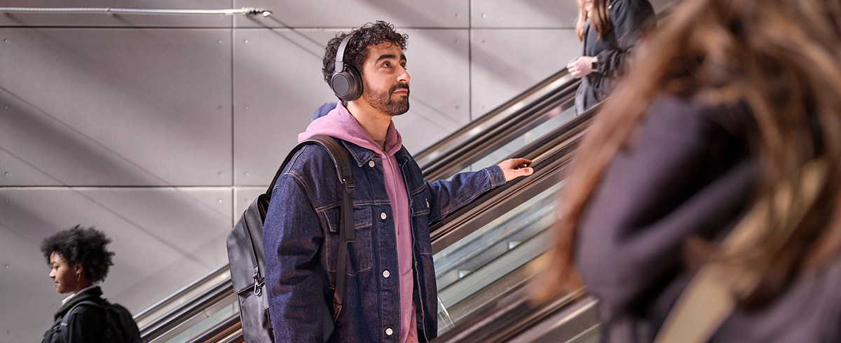 Homme portant des &eacute;couteurs Philips avec r&eacute;duction de bruit