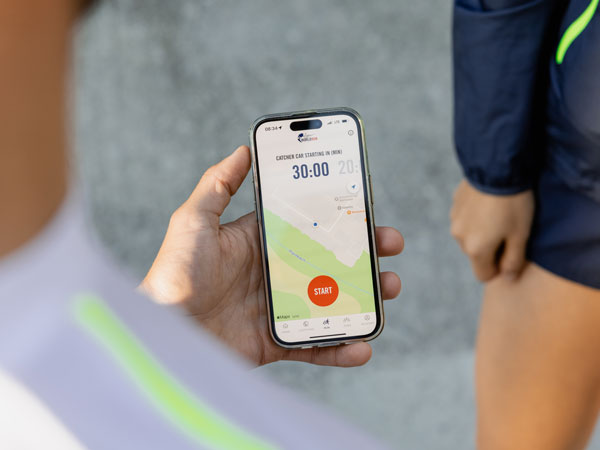 Un participant &agrave; la course consulte son t&eacute;l&eacute;phone, en attendant le d&eacute;but de la course.