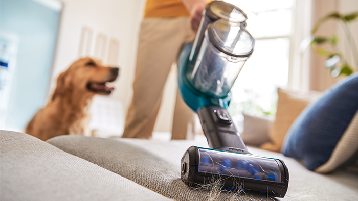 &Eacute;tape 1 : Comment nettoyer un canap&eacute; en tissu en passant l&rsquo;aspirateur