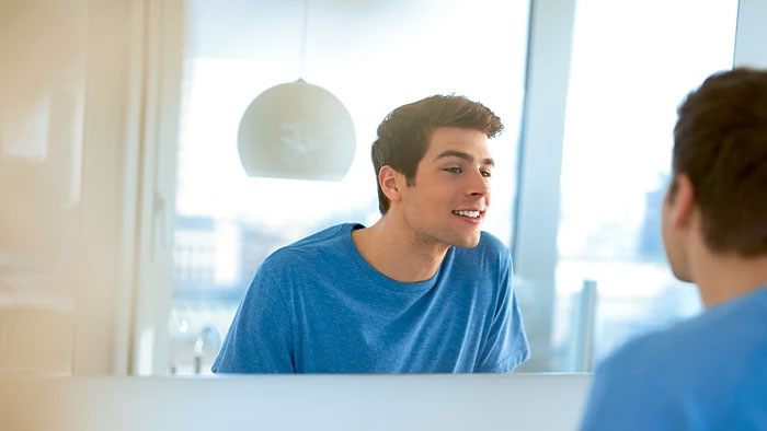 Nettoyer sa langue avec un gratte-langue