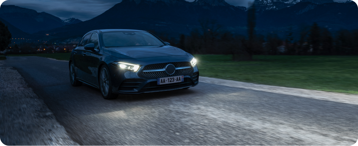 Des femmes portant des &eacute;couteurs True&nbsp;Wireless au bord de la mer