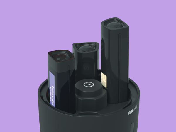 Femme profitant du confort du casque Philips Fidelio en ext&eacute;rieur