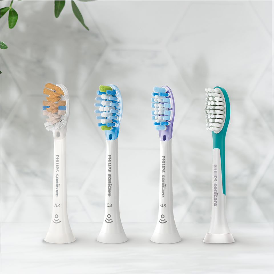 T&ecirc;tes de brosse Sonicare align&eacute;es sur un plan de travail