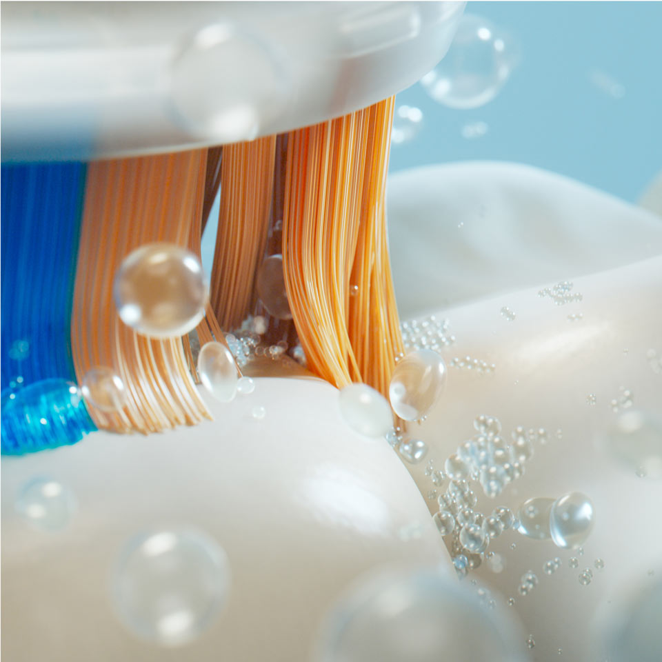 Gros plan sur une t&ecirc;te de brosse tout-en-un brossant des dents