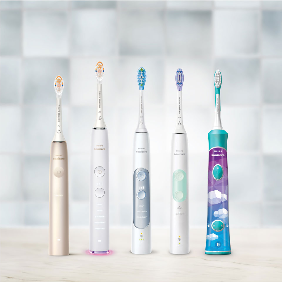 Brosses &agrave; dents &eacute;lectriques Sonicare align&eacute;es sur un plan de travail