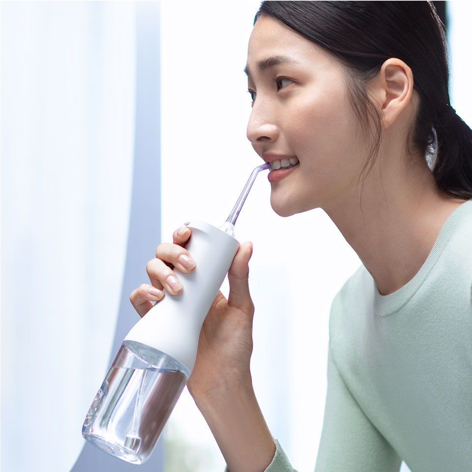 Personne utilisant un Power&nbsp;Flosser sans fil