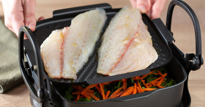 Mettez les filets sur le deuxi&egrave;me niveau. Fixez ce dernier au plateau inf&eacute;rieur avec la cuve de cuisson.